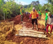 TNI Bersama Warga Memperbaiki Jalan Rusak di Perbatasan Indonesia-Malaysia - JPNN.com