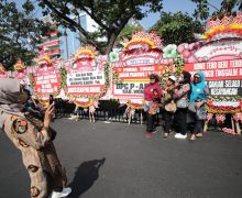 Ribuan Warga dan Karangan Bunga Iringi Perpisahan Ganjar di Kantor Gubernur - JPNN.com