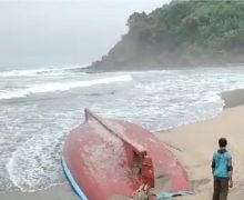 2 Kapal Nelayan Diterjang Ombak dan Terbalik di Blitar, 8 ABK Hilang - JPNN.com