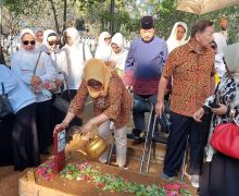 Yayasan Kemanusiaan Rombsis Ziarah ke Makam Amin Syam di Makassar - JPNN.com