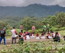 TNI Mengajari Pelajar di Perbatasan RI - Malaysia Cara Berkebun - JPNN.com