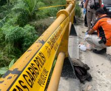 Pria Tewas di Bawah Jembatan Sungai Sibam Ternyata Dibunuh Abang Kandung - JPNN.com