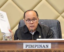 Junimart Girsang Menyerahkan Data 3 Juta Tenaga Honorer kepada Menteri Anas - JPNN.com