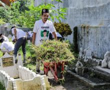 Sukarelawan Usbat Ganjar Ajak Remaja Masjid Bebersih Area Makam di Deli Serdang - JPNN.com