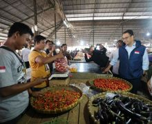 Kunjungi Pasar Induk Cianjur, Anies Jadi Tempat Curhat Warga - JPNN.com