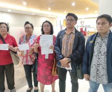Wanita Lansia Berteriak Histeris di Mabes Polri untuk Tuntut Keadilan - JPNN.com