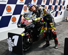 Hasil MotoGP India: Bezzecchi Juara, Bagnaia Gagal Finis, Martin Sempat Memperbaiki Ritsleting Baju - JPNN.com