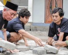 Petebu Ganjar Bareng Warga Pasang Paving Block di Kompleks Masjid-Ponpes Tasikmalaya - JPNN.com
