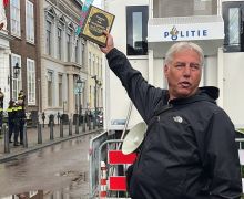 Tokoh Anti-Islam Menista Al-Qur'an di Depan Kedubes RI di Belanda - JPNN.com
