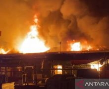 Puluhan Kios di Pasar Leuwiliang Bogor Terbakar - JPNN.com