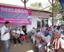 Sukarelawan Ganjar Latih Istri Nelayan Tasikmalaya Produksi Keripik Kelapa - JPNN.com