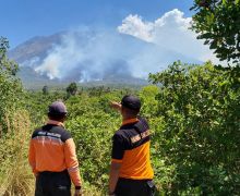 Lereng Gunung Agung Terbakar, Petugas Kesulitan Memadamkan Api - JPNN.com