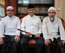 Silaturahmi ke Rembang, Anies Diberi Tongkat Kiai Najih dan Berdoa di Kamar Mbah Moen - JPNN.com