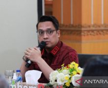 WNA Telanjang di Pura Bali, Sambil Bergaya - JPNN.com