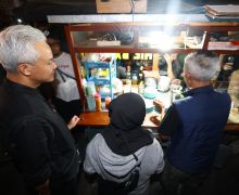 Momen Ganjar Makan Nasi Goreng Legendaris Pak Ikin PR di Bandung - JPNN.com