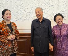 Lihat, Mahathir Pegangi Tangan Megawati, Lalu Mereka Tertawa Lepas - JPNN.com