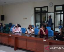 Prostitusi Berkedok Panti Pijat di Bogor, Perhatikan PSK Wanita Paling Kanan - JPNN.com