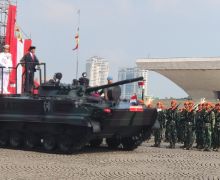 Hadiri Upacara HUT TNI, Jokowi Naik Tank Marinir Didampingi Laksamana Yudo - JPNN.com