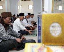 Ganjar Ziarahi Makam Ulama Besar Tasikmalaya, Disambut Keturunan ke-9 Syekh Abdul Muhyi - JPNN.com