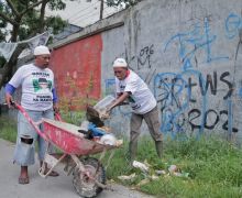 Ustaz Sahabat Ganjar Gotong Royong Bersihkan Lingkungan di Medan - JPNN.com