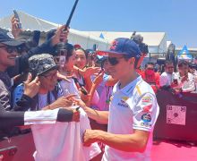 MotoGP Indonesia 2023: Panas tak Menghalangi Fan Berburu Tanda Tangan Marquez cs - JPNN.com