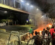 Demo Mahasiswa Memanas, Sebut Jokowi Pengkhianat Reformasi, Bakar Spanduk, Lempar Batu - JPNN.com