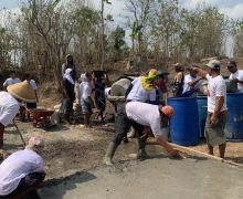 Sukarelawan OMG Gelar Bakti Sosial dengan Perbaiki Jalan Rusak di Dusun Jombor - JPNN.com
