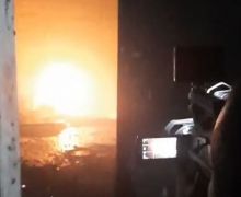 Gudang di Grogol Petamburan Terbakar, 40 Personel Gulkarmat Jakbar Berjibaku Padamkan Api - JPNN.com