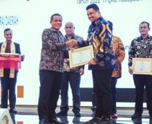 Bobby Nasution Terima Penghargaan dari KPK, Lihat Ekspresinya - JPNN.com