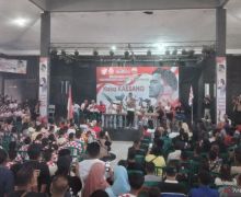 Massa Pendukung Jokowi Membaca Ikrar di Hadapan Kaesang - JPNN.com