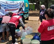 KawanJuang GP Bagikan Air Bersih untuk Warga Purwakarta yang Dilanda Kekeringan - JPNN.com