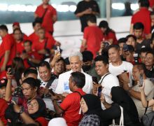 Saksikan Final Liga Kampung, Ganjar Disambut Antusias Penonton - JPNN.com