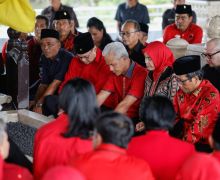 Ganjar-Mahfud Ziarah ke Makam Soekarno, Kenang Perjuangan Bung Karno Bela Wong Cilik - JPNN.com