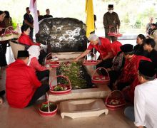 Bawa Keluarga, Ganjar-Mahfud Menziarahi Makam Bung Karno - JPNN.com