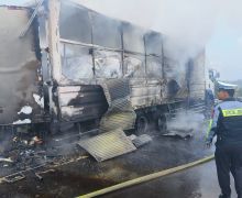 Truk Ekspedisi JNE Terbakar di Tol Pekanbaru-Dumai, Gegara Sepeda Listrik? - JPNN.com