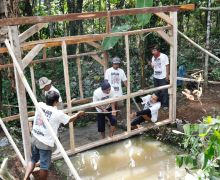 Ganjar Untuk Semua Bantu Penuhi Fasilitas Pemandian Umum Warg Kampung Sanding - JPNN.com