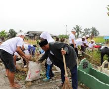 Usbat Ganjar Bersihkan Pemakaman Wakaf Bareng Serikat Tolong Menolong - JPNN.com