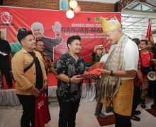 Ganjar Disambut Ribuan Warga dan Dipakaikan Kain Melayu Saat Silaturahmi ke Sumut - JPNN.com