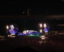 Chris Martin Berpantun Saat Konser Coldplay di Jakarta: Boleh Dong Pinjam Seratus - JPNN.com