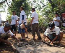 Santri Ganjar Gotong Royong Bareng Warga Perbaiki Jalan di Desa Klapanunggal - JPNN.com