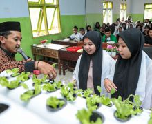 Santri Dukung Ganjar Gelar Pelatihan Budi Daya Sayur Hidroponik di Ponpes As-Salam - JPNN.com