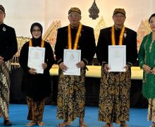 Rektor UT Diberi Gelar Kanjeng Raden Arya dari Keraton Surakarta Hadiningrat  - JPNN.com
