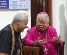 Ganjar Kunjungi Uskup Agung Merauke, Langsung Akrab, Berdiskusi Bahas Pemilu & Papua - JPNN.com