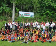 SiCepat Ekspres & ISBANBAN Foundation Beri Edukasi Lingkungan Sejak Dini Lewat Tanam Pohon - JPNN.com