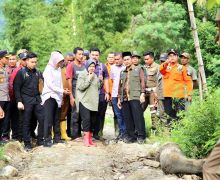 Tinjau Banjir di Aceh Tenggara, Mensos Risma Serahkan Santunan hingga Ajak Warga Kerja Bakti - JPNN.com