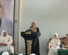 Saat Santriwati Ikuti Siti Atikoh Menyanyikan Lagu Menuntut Ilmu di Ponpes Darussalam - JPNN.com