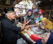 Warga Samarinda Tumpah Ruah Sambut Kedatangan Ganjar di Pasar Segiri, Tuh Lihat! - JPNN.com