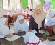 Perjuangan Guru di Sukamara, Menjadikan Murid sebagai Sahabat, Inspiratif  - JPNN.com