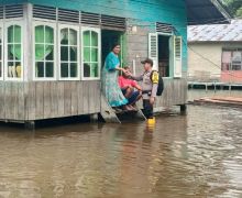 Ratusan Rumah Warga di Rohil Terendam Banjir, Polisi Bantu Proses Evakuasi - JPNN.com