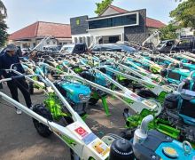 Bawaslu Usut Asal Stiker Anak Ketum Golkar di Traktor Bantuan Kementan - JPNN.com